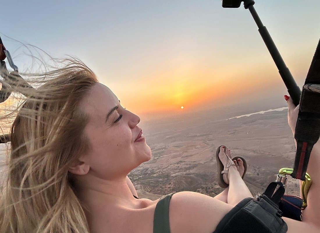 Parapente biplace planant au-dessus du lac Lalla Takerkoust, près de Marrakech