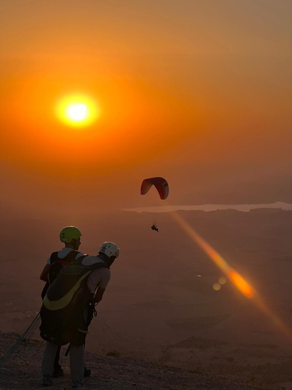 Décollage d'un vol en parapente tandem sur les hauteurs du lac Lalla Takerkoust